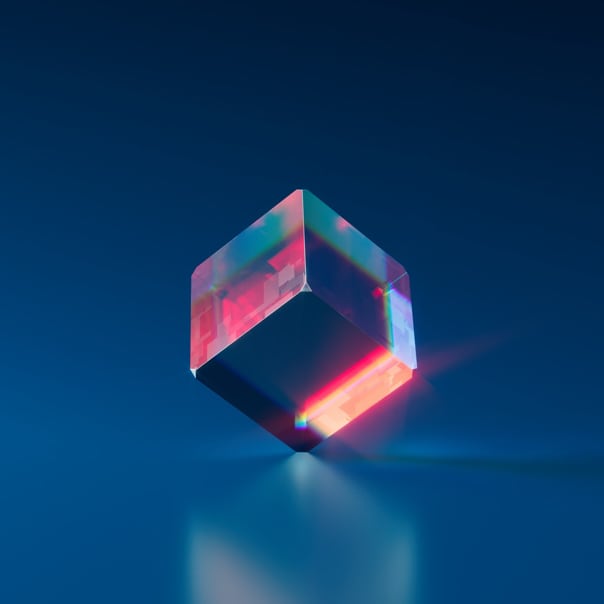 Cube transparent en 3D sur fond bleu